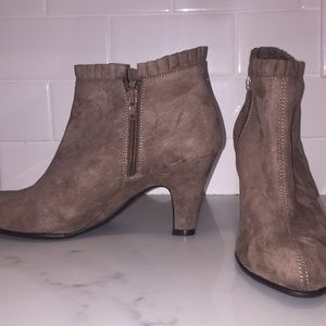 NEW AEROSOLES TAN RUFFLE HEELED ANKLE BOOTS SIZE 8
